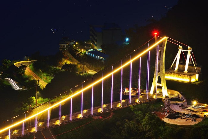 Cầu Thang vào đêm